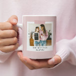 Caneca De Café Foto personalizada da melhor mãe | Cor de Rosa<br><div class="desc">"Comece as manhãs dela com amor! Esta caneca rosa pastel apresenta sua foto favorita e a mensagem mais sincera 'A Melhor Mãe de Sempre' — uma combinação perfeita de calor e personalização. Seja para o Dia das Mães, o seu aniversário, ou apenas para dizer obrigado a vocês, esta caneca personalizada...</div>
