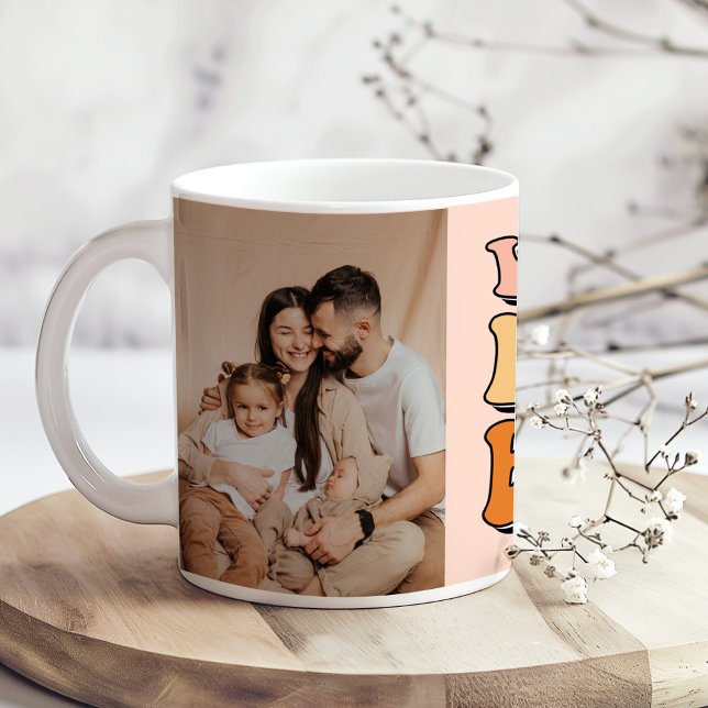 Caneca De Café Foto personalizada do Chefe da Esposa Retro (Retro Wife Mom Boss Custom Photo Coffee Mug on a boho wooden kitchen table with tiny white flowers.)
