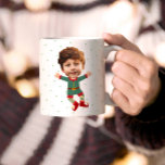 Caneca De Café Foto Personalizada Enfrentando Feliz Natal Filha<br><div class="desc">Substitua o rosto deste elfo pela sua foto favorita (certifique-se de recortar o máximo possível ao rosto e usar um aplicativo para remover o fundo) e personalize esta engraçada caneca de café Feriado de Natal com seu filho, marido ou namorado! Também é uma surpresa divertida e única para vovó e...</div>
