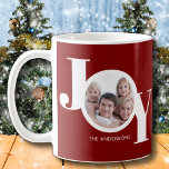 Caneca De Café Foto personalizada Joy Burgundy<br><div class="desc">Esta mug fotográfica de Natal moderna é decorada com a palavra JOY em branco sobre um fundo vermelho burgundy. Facilmente personalizável com sua foto e seu nome.</div>