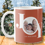 Caneca De Café Foto personalizada Joy Rust<br><div class="desc">Esta mug de fotos de Natal moderna é decorada com a palavra JOY em branco sobre fundo de ferrugem. Facilmente personalizável com sua foto e seu nome.</div>