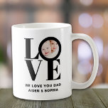 Caneca De Café Foto personalizada que amamos seu Dia de os pais d<br><div class="desc">Essa Foto de Pai Amo-Te é decorada com a palavra AMOR em uma tipografia negra ousada. Facilmente personalizável com sua foto e seu nome. Faz um presente de Dia de os pais excelente.</div>