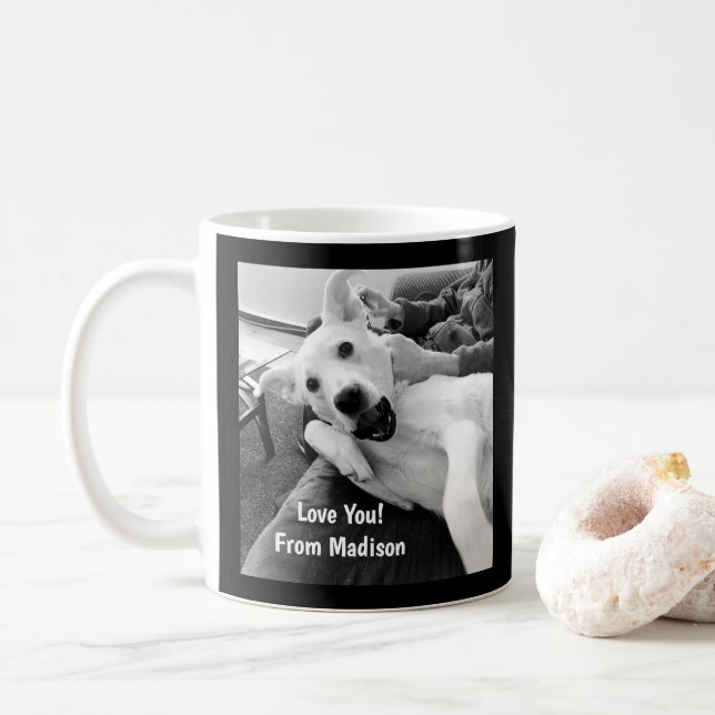 Caneca De Café Foto preta e branca de cão brincando com Pai (Com Donut)