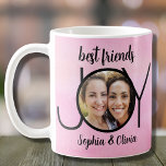 Caneca De Café Foto rosa dos melhores amigos<br><div class="desc">Decorra esta moça de café rosa com uma fotografia tua e do teu melhor amigo. Ele apresenta tipografia de na moda e é facilmente personalizável com sua foto e seus nomes.</div>