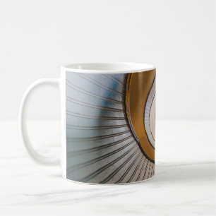 Caneca De Café Fotografia de baixo ângulo da escada espiral
