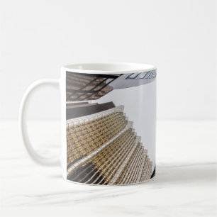 CANECA DE CAFÉ FOTOGRAFIA DE BAIXO ÂNGULO DE EDIFÍCIOS DE ALTO