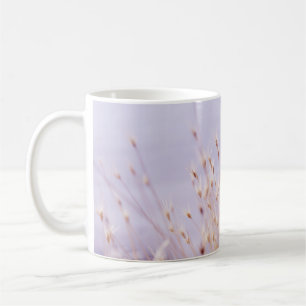 CANECA DE CAFÉ FOTOGRAFIA DE FOCO SELETIVO DO CAMPO DE GRAMA