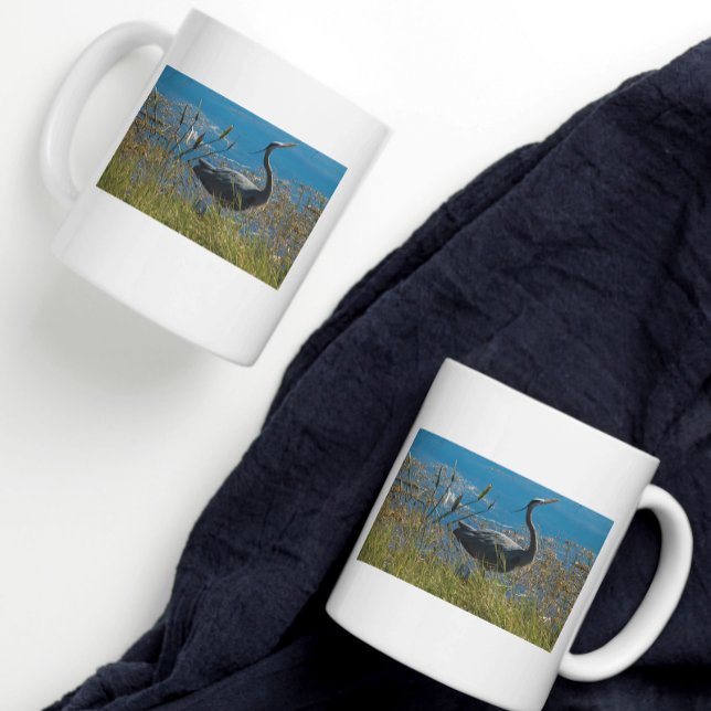 Caneca De Café Fotografia de Posicionamento de Pássaro Herônico A (A photograph of a Great Blue Heron bird on a mug)
