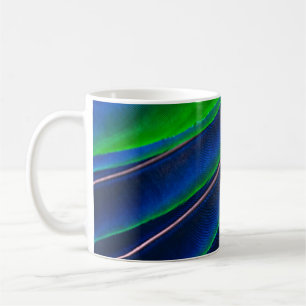 Caneca De Café Fotografia de proximidade de penas verdes e azuis