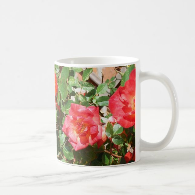 Caneca De Café Fotografia de Rosas de Bush Vermelho Brilho (Direita)
