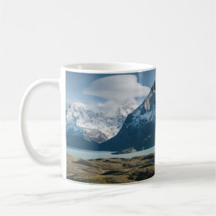 CANECA DE CAFÉ FOTOGRAFIA EM PAISAGEM DA MONTANHA BRANCA E NEGRA