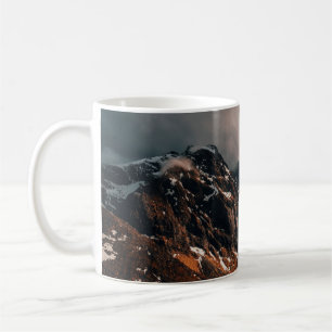 CANECA DE CAFÉ FOTOGRAFIA EM PAISAGEM DA MONTANHA MARROPOSA ATRAV