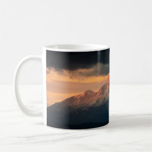CANECA DE CAFÉ FOTOGRAFIA EM PAISAGEM DAS MONTANHAS DE NEVE SOB N