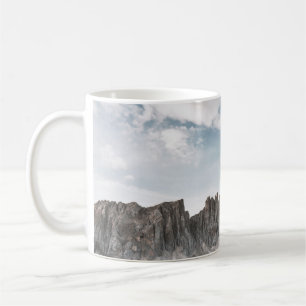 CANECA DE CAFÉ FOTOGRAFIA EM PAISAGEM DE CINZAS E MONTANHA MARAVI