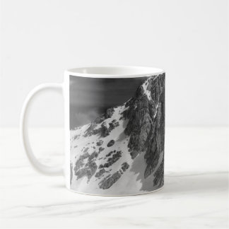 CANECA DE CAFÉ FOTOGRAFIA GRAYSCALE DA MONTANHA