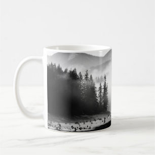 CANECA DE CAFÉ FOTOGRAFIA GRAYSCALE DO LAGO PERTO DAS PINAS