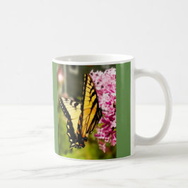 Caneca De Café Fundo bonito da borboleta w/green do swallowtail