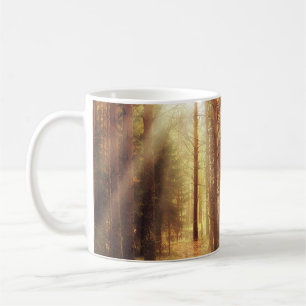 Caneca De Café fundo da paisagem do outono, raios solares nas flo
