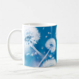 Caneca De Café Fundo floral natural de verão. Leões brancos