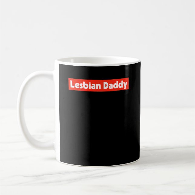 Caneca De Café Fundo Vermelho LGBT Pai Lésbica (Esquerda)