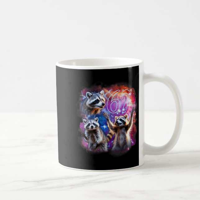 Caneca De Café Funny 67 Meme Racoon Howling At The Moon Six Seven (Direita)