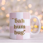 Caneca De Café Funny Bah Humbug Typografia Verificada Rosa<br><div class="desc">Engraçada caneca de café moderna lendo BAH HUMBUG em uma tenda tipografia minimalista e falsa design de ouro. Plano de fundo de verificação em branco rosa. presente de excelente para os feriados! ©Marisu Valencia</div>