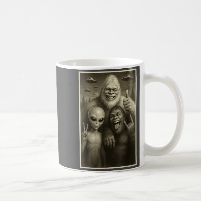Caneca De Café Funny Bigfoot, Alien, &amp; Yeti Sasquatch Rock On (Direita)