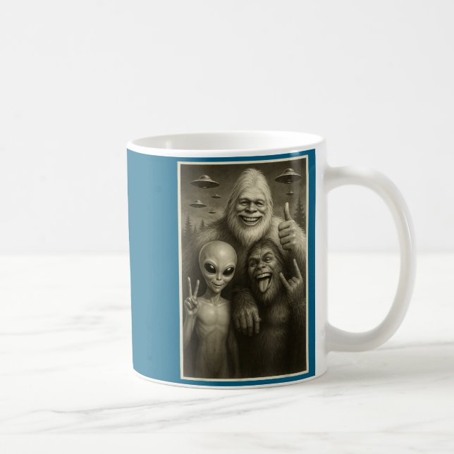 Caneca De Café Funny Bigfoot, Alien, &amp; Yeti Sasquatch Rock On (Direita)