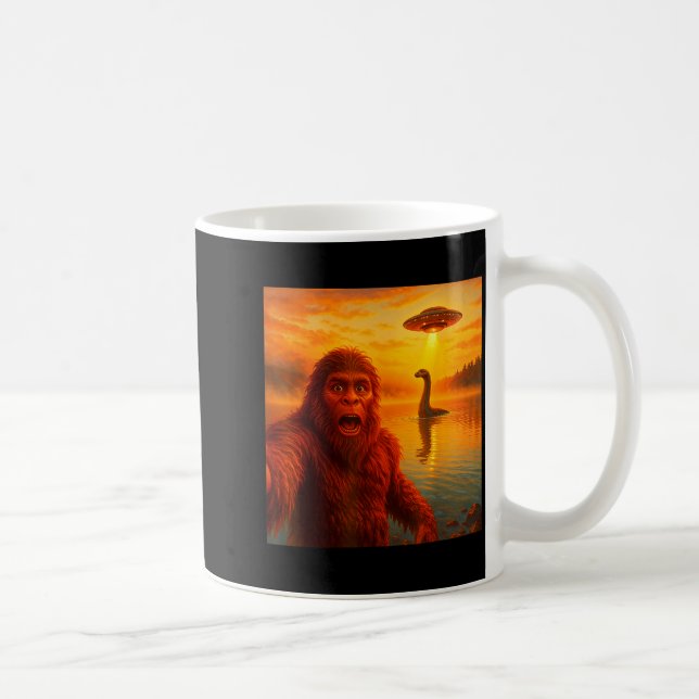 Caneca De Café Funny Bigfoot Selfie With Loch Ness Monster And Uf (Direita)