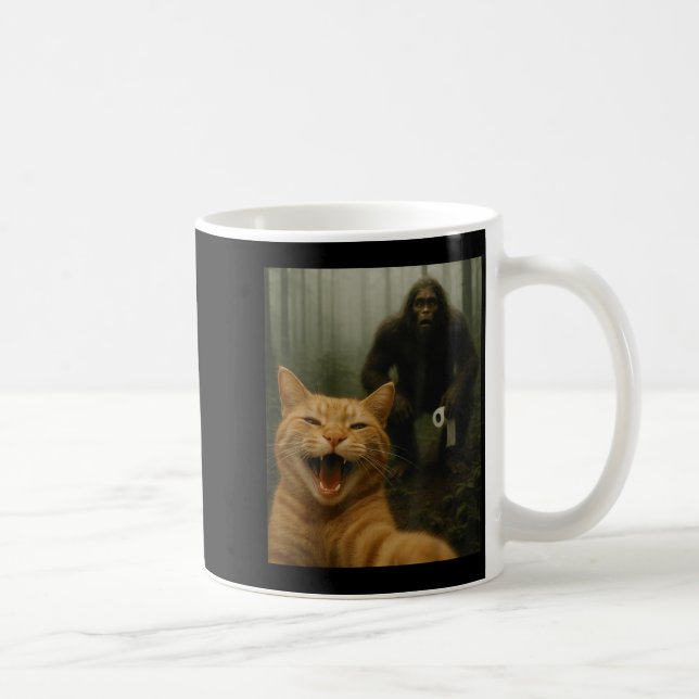 Caneca De Café Funny Cat Surprised Happy Selfie With Bigfoot Sasq (Direita)