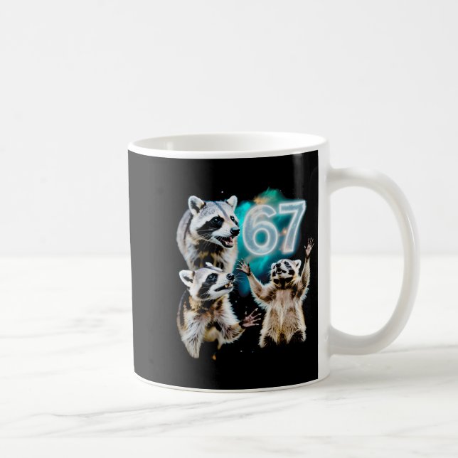 Caneca De Café Funny Chaotic Raccoon Howling At 67 Cosmic Six Sev (Direita)