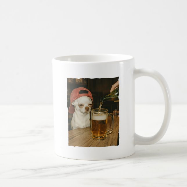 Caneca De Café Funny Chihuahua at Bar Drinking Beer Photo Mug (Direita)