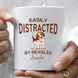 Caneca De Café Funny distraída por Beagles Personalizada<br><div class="desc">Apresentando a nossa "fácil distração por Beagles" Coffee Mug - a mistura perfeita de humor e encanto canino para todos os entusiastas beagle! Se você se encontrar facilmente cativado por esses adoráveis companheiros de orelha disquete, esta caneca é projetada apenas para você. Adorar a caneca é uma ilustração carinhosa de...</div>