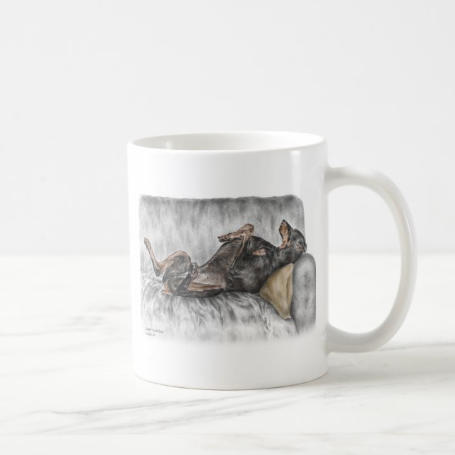Caneca De Café Funny Doberman em Sofa (Direita)