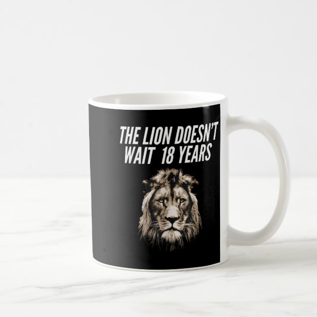 Caneca De Café Funny Lion Meme The Lion Doesn't Wait 18 Years Gen (Direita)