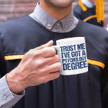 Caneca De Café Funny Psychology Graduation<br><div class="desc">Trust Me I've Got a Psychology Degree. A funny psychology graduation gift for a psychologist who works by doing therapy with patients or psychological experiments.</div>