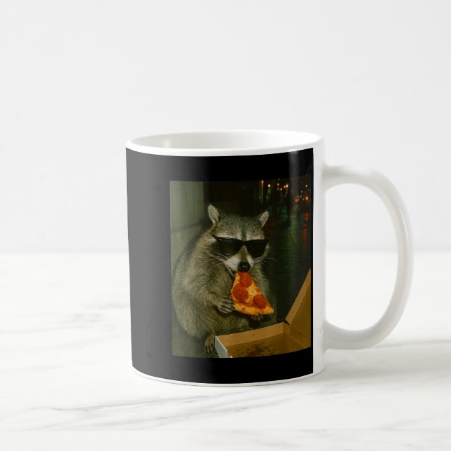 Caneca De Café Funny Raccoon Eating Zza Animal Meme  (Direita)