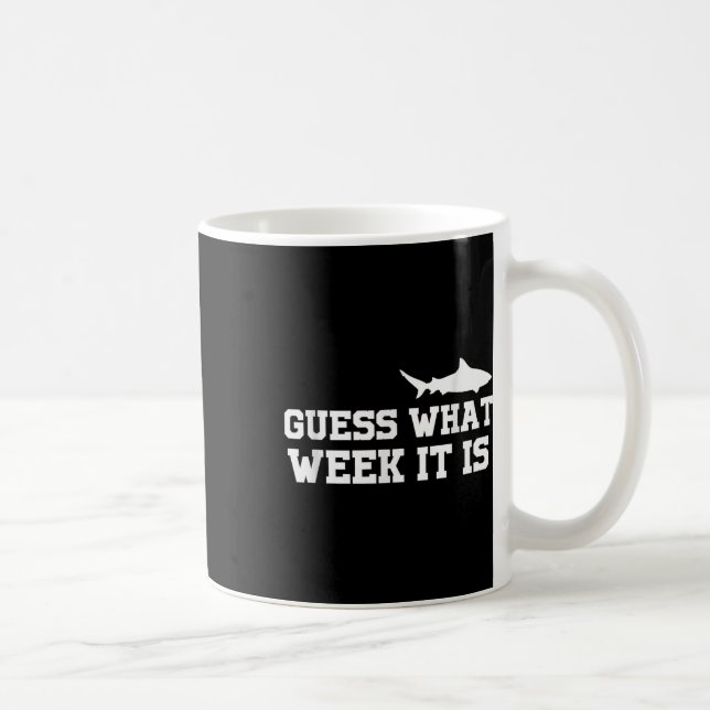 Caneca De Café Funny Shark 2024 Week Guess What Week Is It Shark  (Direita)