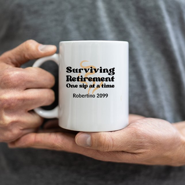 Caneca De Café Funny Surviving Retirement One Sip At a Time (Criador carregado)