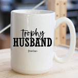 Caneca De Café Funny Trophy Husband<br><div class="desc">Esta é uma caneca engraçada com o belo marido de troféus. Presente de excelente para o marido em Dias de os namorados, aniversário dele, ou qualquer ocasião em que ele precise saber o quão especial você pensa que ele é, humor adicionado. Use a nossa modelo para colocar facilmente o nome...</div>