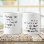 Caneca De Café Funny Yarn Crochet<br><div class="desc">Ha! Esta caneca engraçada é o presente perfeito para o amante de crochê em sua vida. Diz: Do jeito que vejo, tenho o resto da minha vida para limpar a casa... mas essas 54 peles de fio que acabei de comprar não vão se crochê!</div>