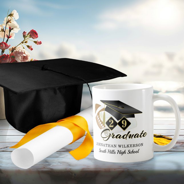Caneca De Café Futebol do Boné de formatura Negro Personalizado (Black Graduation Cap Football Personalized Coffee Mug)