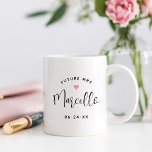 Caneca De Café Futuro Nome Personalizado em Script Preto Casament<br><div class="desc">A caneca de café personalizada para noiva "Futura Sra." apresenta um texto moderno em script preto que pode ser personalizado com o sobrenome de casada da noiva e a data do casamento. Inclui um lindo acento de coração rosa. Faz um presente perfeito para a noiva recém-noiva!</div>