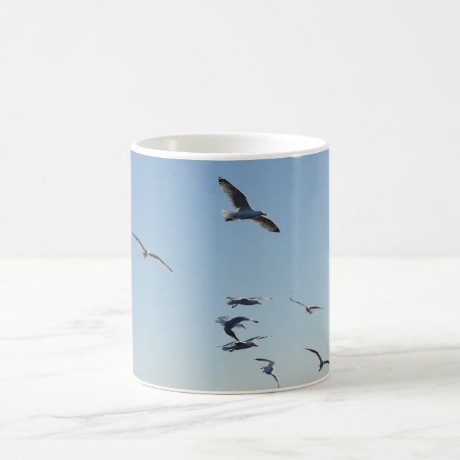 Caneca De Café Gaivotas da Praia Voando Acima da Brisa Marítima C (Centro)