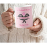Caneca De Café Gal De Bola Difundida Paddles Nome Personalizado M<br><div class="desc">Pickleball Gal certamente merece uma caneca de café que conta a história — ela adora brincar e "a boa vida" faz essa declaração para ela. Suas iniciais / monograma nas pás e seu nome na parte inferior. Divertido e único. Para você ou faz um presente maravilhoso. Qualquer pergunta sobre design,...</div>