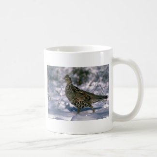Caneca De Café Galo silvestre de Ruffed que está em madeiras