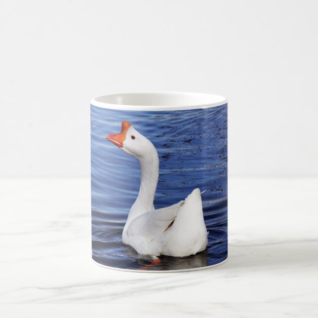 Caneca De Café ganso branco nadando em água azul (Centro)