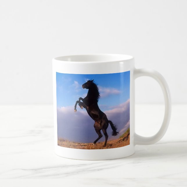 Caneca De Café Garanhão preto selvagem que eleva o cavalo (Direita)