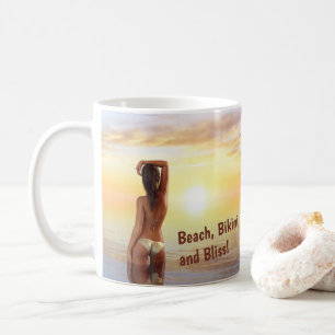 Caneca De Café Garota Bikini se posicionando no mar ao sol