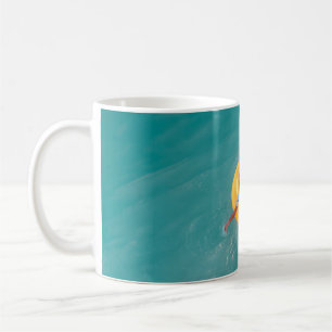 Caneca De Café Garoto sentado na boia